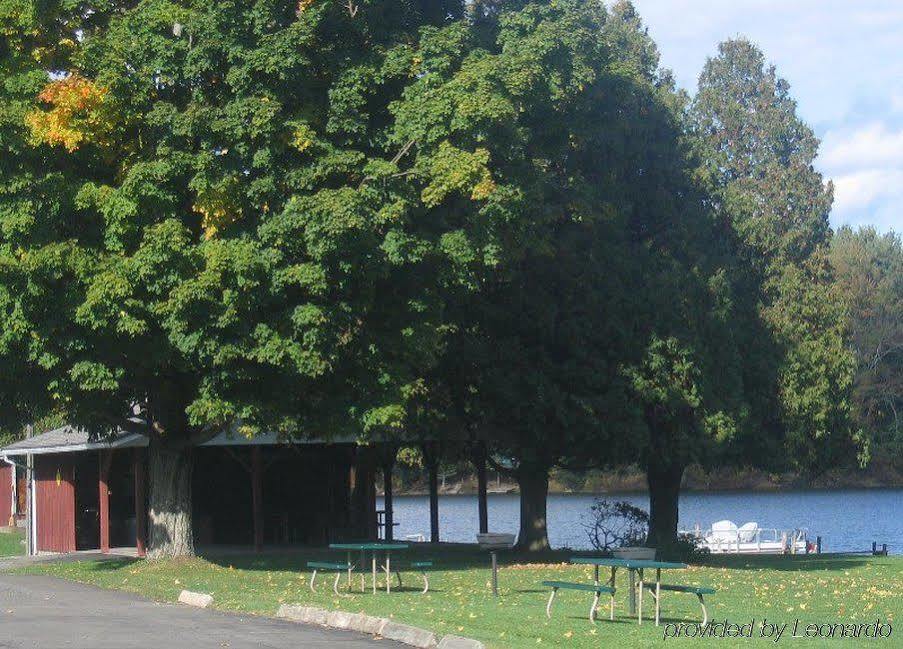 Red Carpet Inn On The Lake - Oneonta Zařízení fotografie