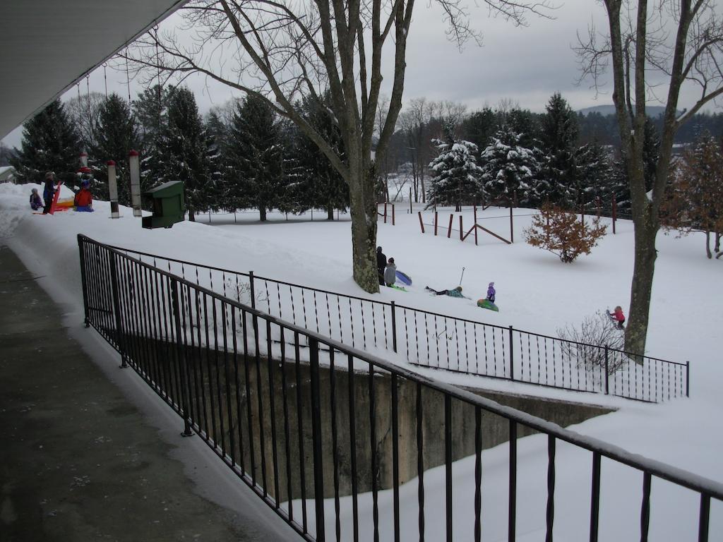Red Carpet Inn On The Lake - Oneonta Exteriér fotografie